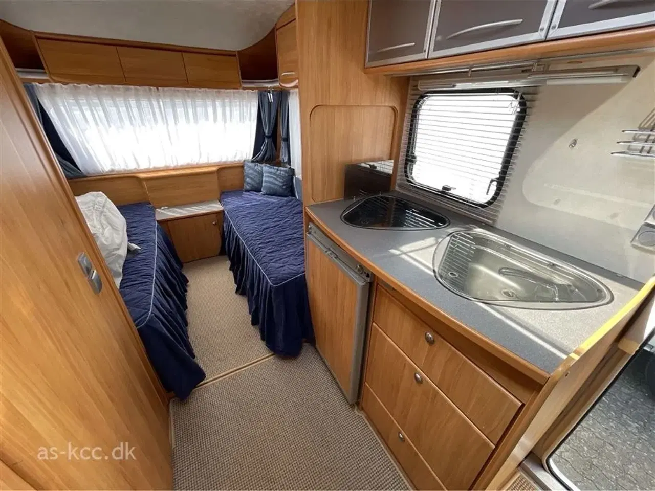 Billede 9 - 2006 - Adria Adora 472 LU   Adria Adora 472 LU årgang. 2006 Incl Isabella 3 m Commodore Dawn, mover, tæpper i vognen