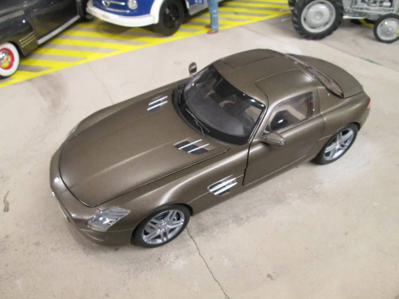 Billede 2 - Modelbil 1:18 Mercedes SLS Minichamps