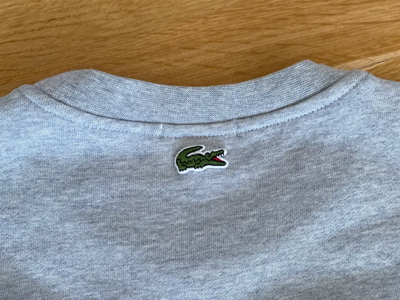 Billede 2 - Lacoste trøje i grå 
