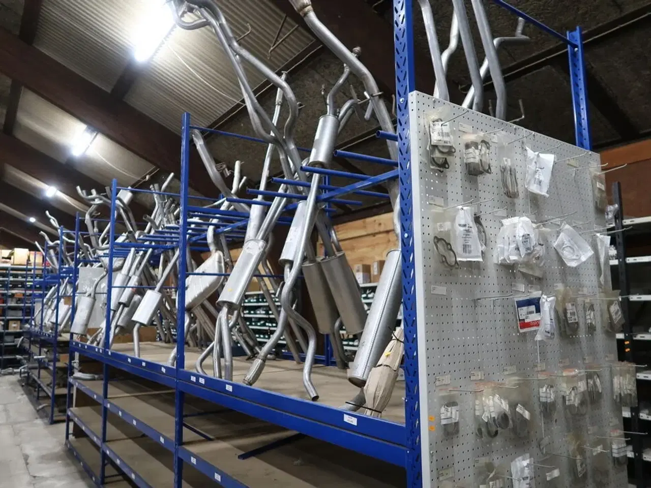 Billede 2 - Reol til udstødninger uden indhold