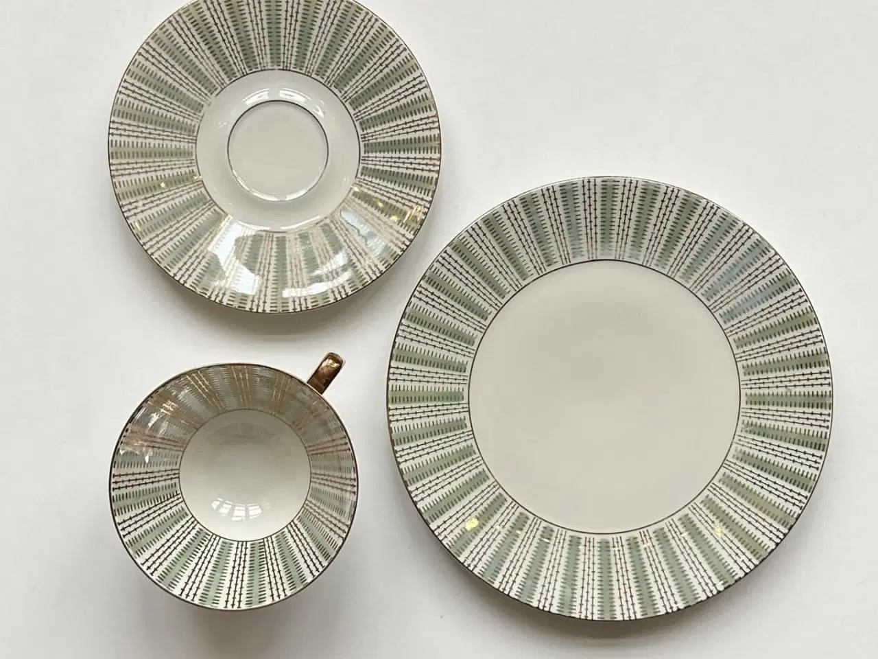 Billede 2 - Triosæt, stor kop m underkop og kagetallerken, metallisk grøn og guld