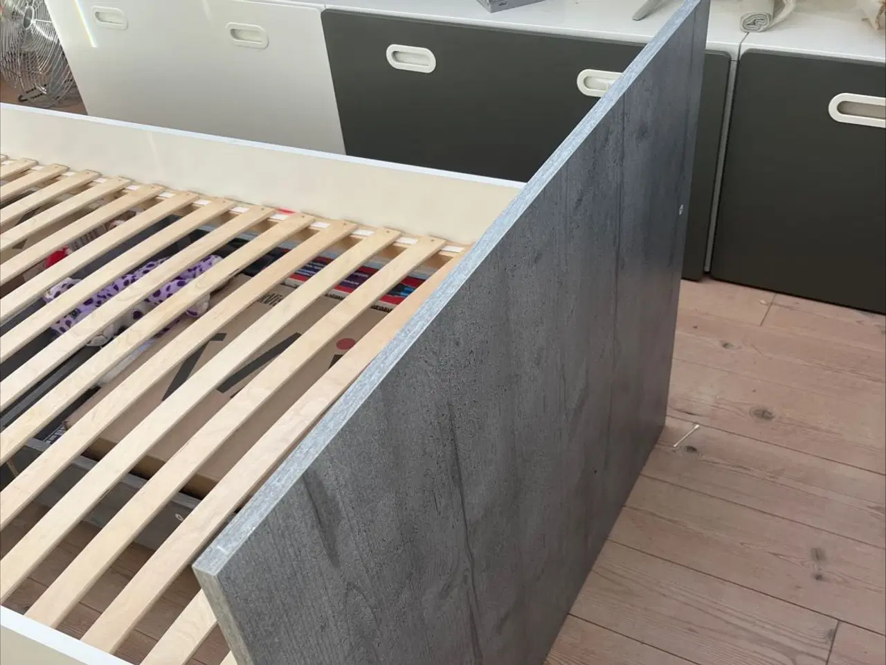 Billede 1 - Jysk enkeltmands seng med beton look