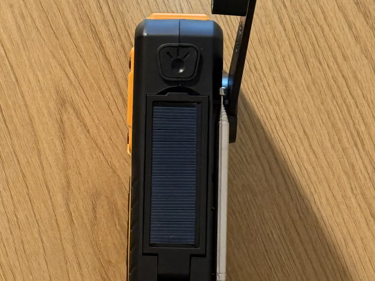 Billede 5 - Nødradio m. Oplader, lys og generator