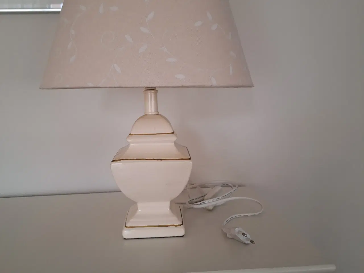 Billede 1 - Bordlampe med skærm. Højde 48 cm.