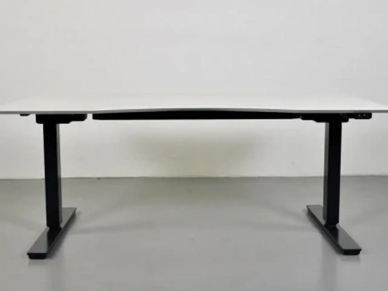 Billede 3 - Hæve-/sænkebord med hvid plade, med mavebue og penneskuffe