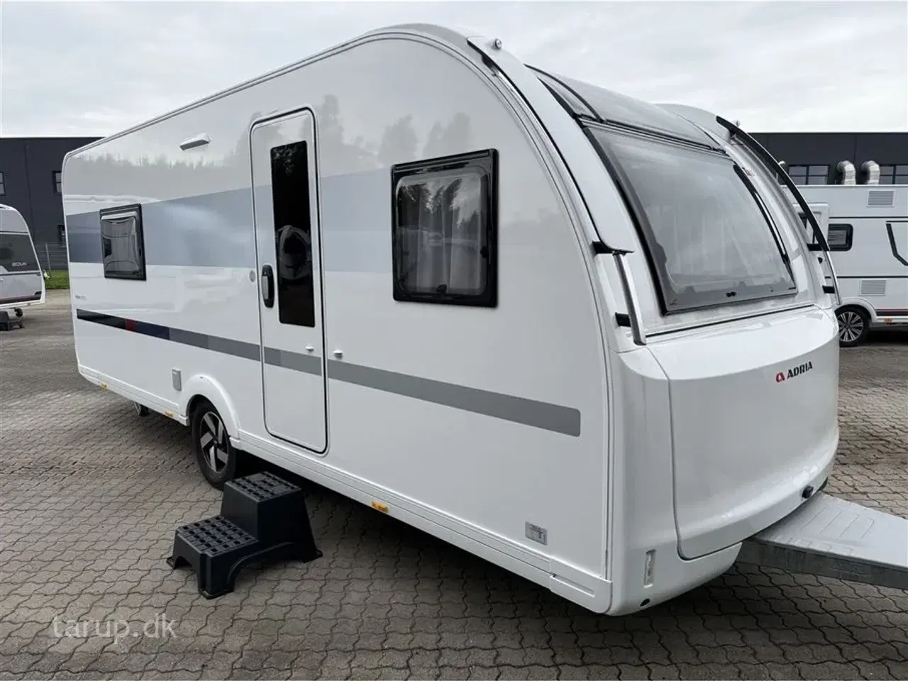 Billede 1 - 2024 - Adria Adora 572 UT Selected Edition   Enkeltsenge, rundsiddegruppe, stort badeværelse, Alde centralvarme, aircondition og Smart Box gaskassesystem, El-gulvvarme