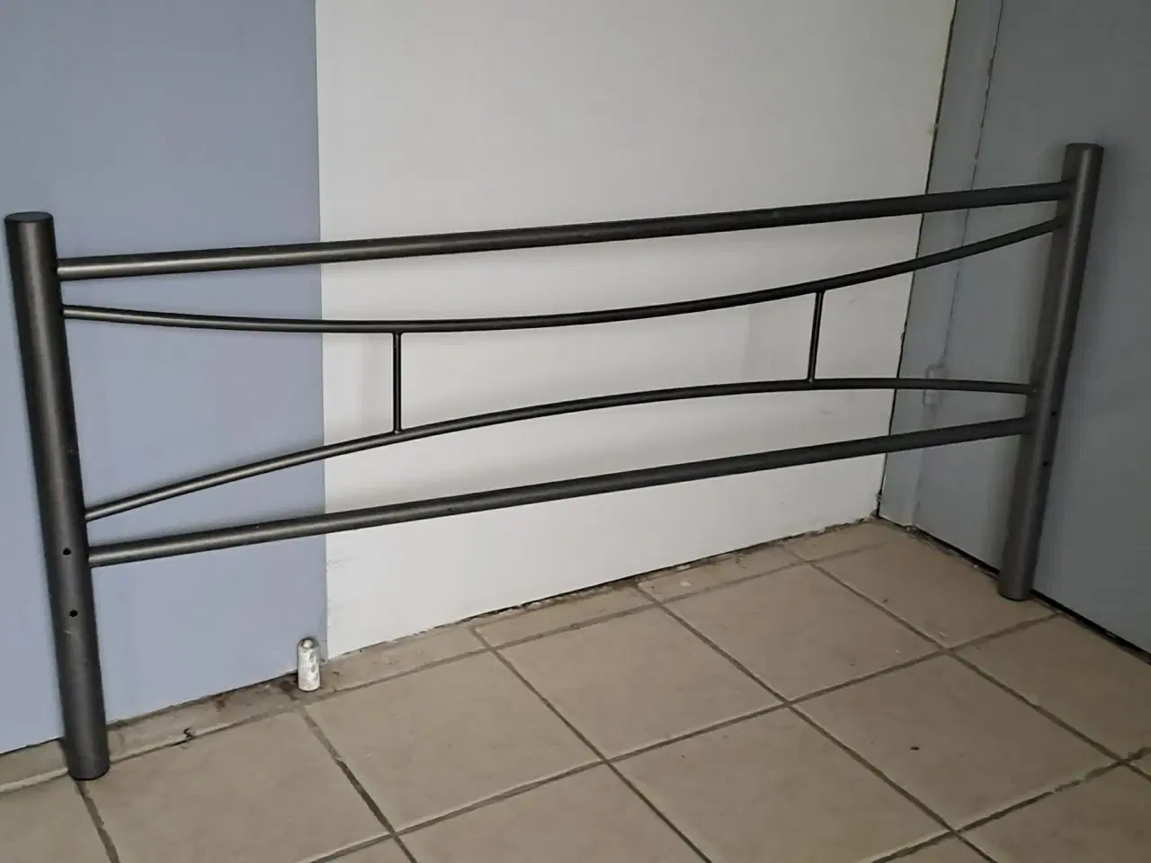 Billede 3 - Sengeramme i grå metal til boksmadras