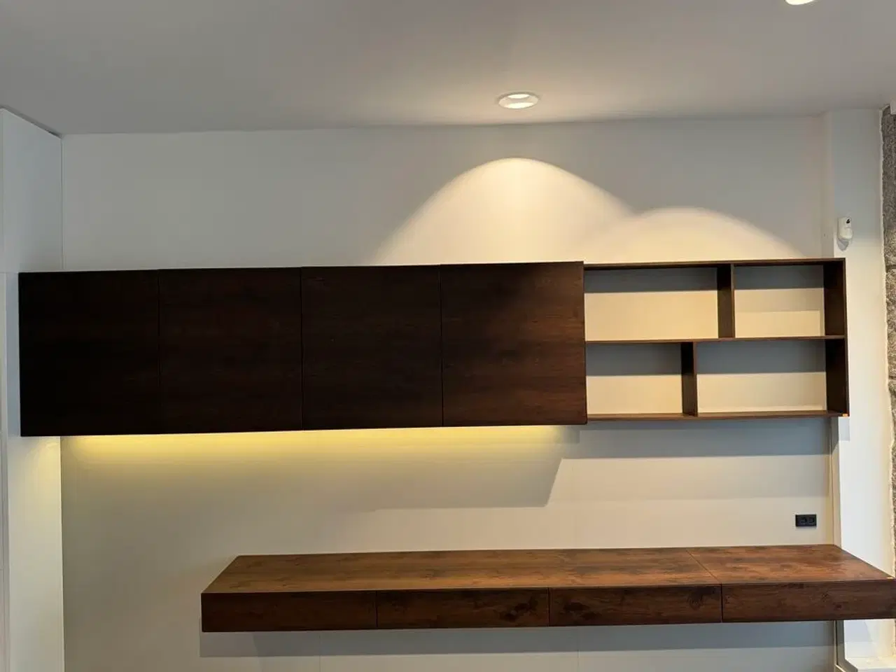 Billede 1 - Boform snedker væghængt møbel i røget eg