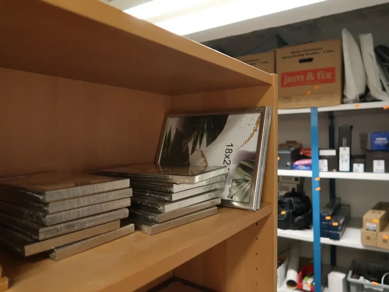 Billede 3 - Reol med div. Rammer m.m.