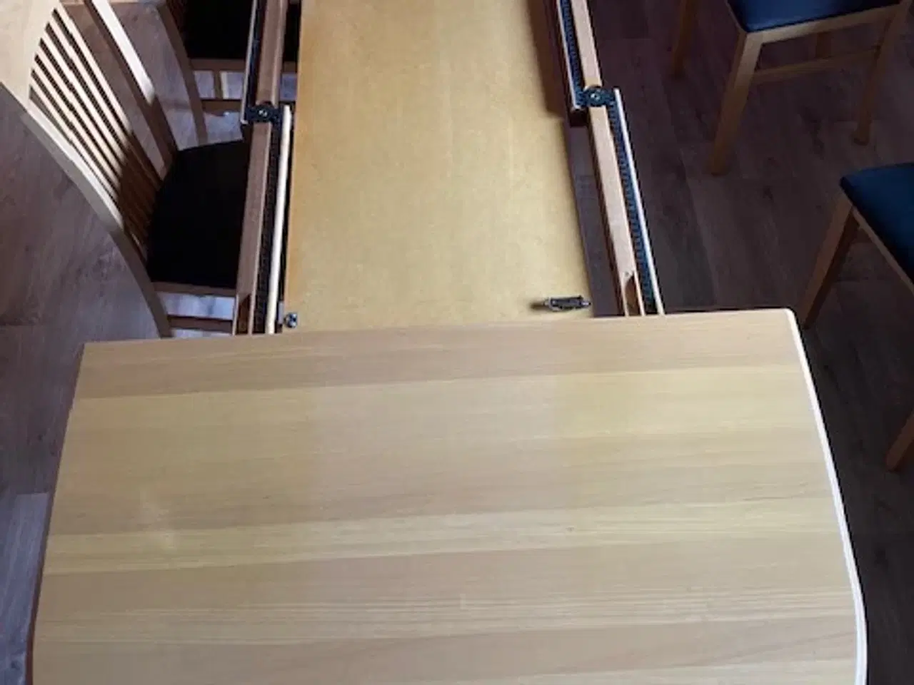 Billede 4 - Køkkenbord i lakeret bøg med seks stole