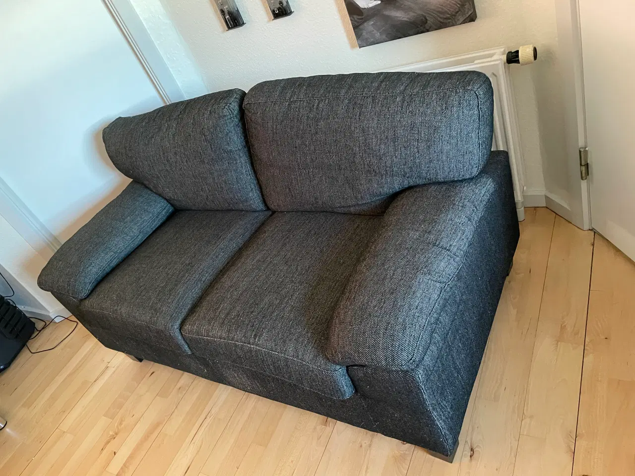 Billede 2 - Sofa 2 persones sofa sort/ grå gnit 150kr.