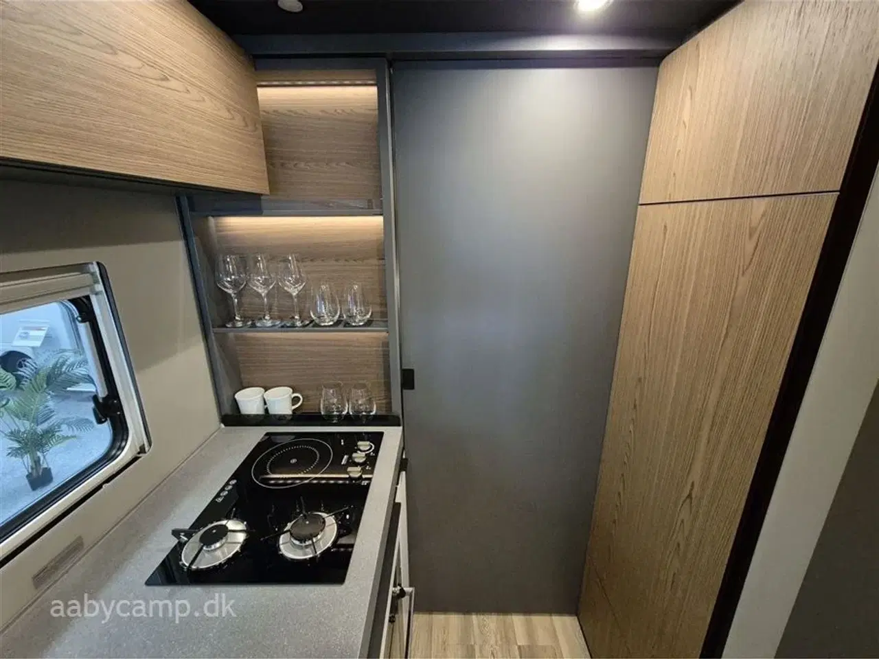 Billede 31 - 2025 - Niesmann+Bischoff Arto 78   solceller. 3x150 Ah lithium batterier. 3000w inverter. Elektrisk markise. Udv. gas/vand. Helårsdæk. 2x TV. Duo control. luft undervogn. Hydrauliske støtteben.