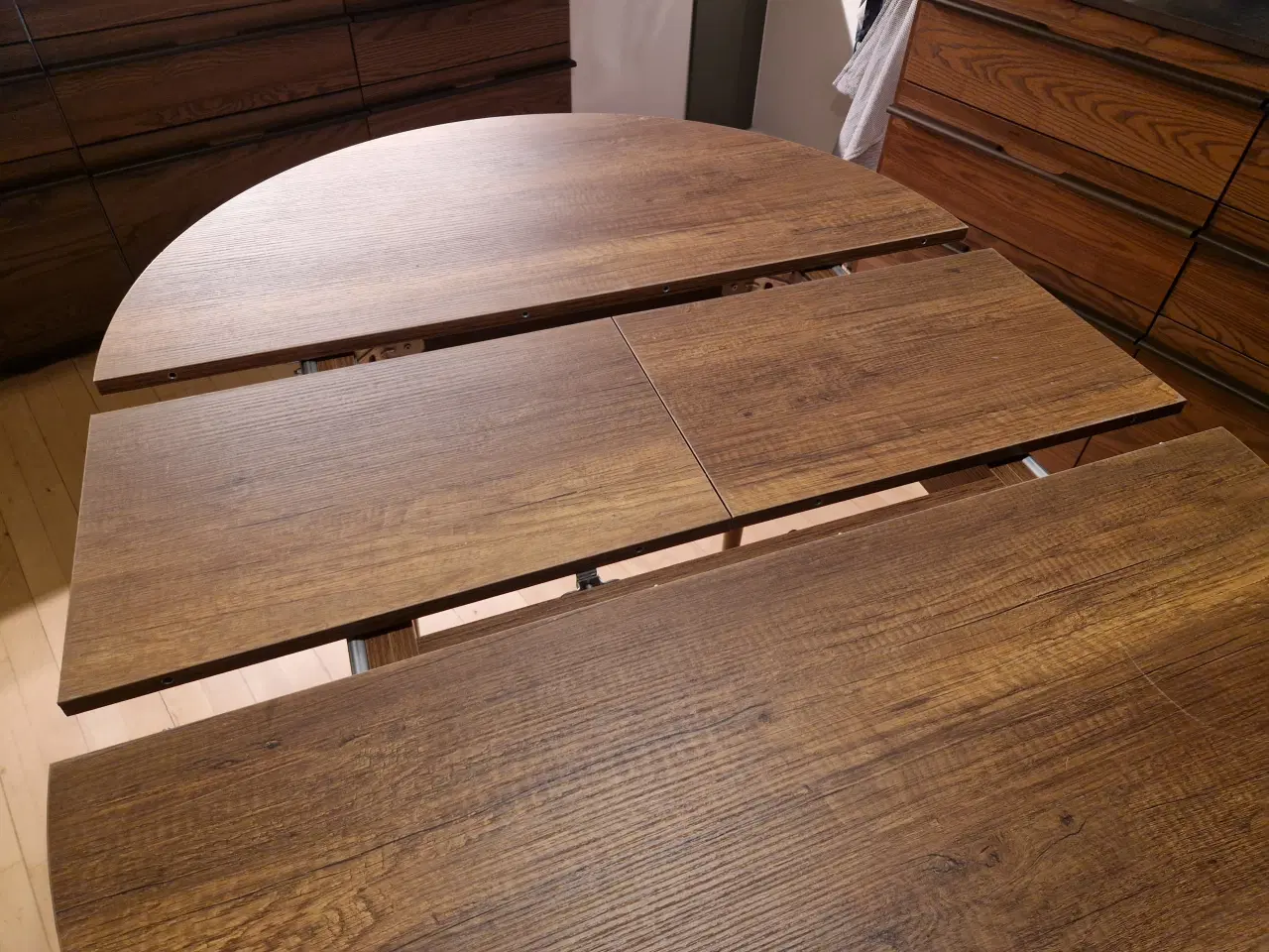 Billede 3 - Spisebord med tillægsplade