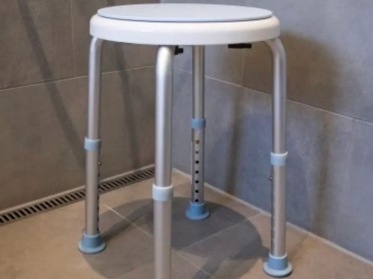 Billede 1 - Badestol med drejesæde og højde justering af ben