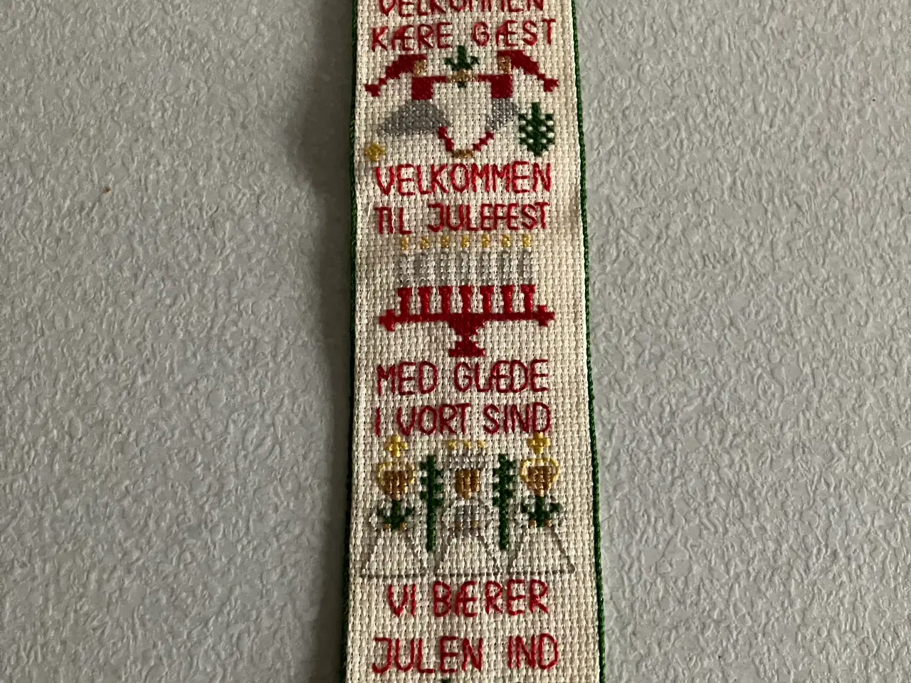 Billede 2 - Juleophæng broderet 30 cm høj, 6,5 cm bred. Fin st