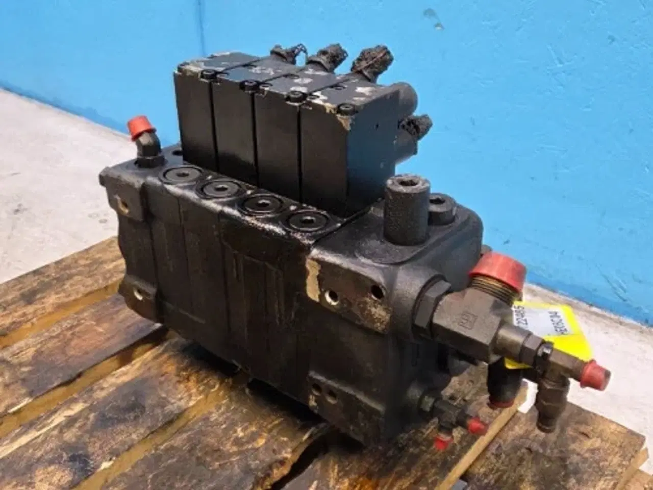 Billede 6 - Bobcat  TL38.70X  Hydraulikventil  7357421