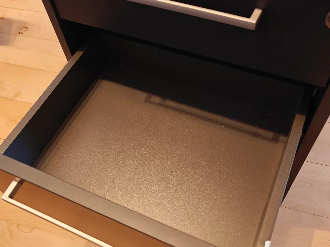 Billede 13 - Hvidt hæve-sænke skrivebord + Skuffeelement