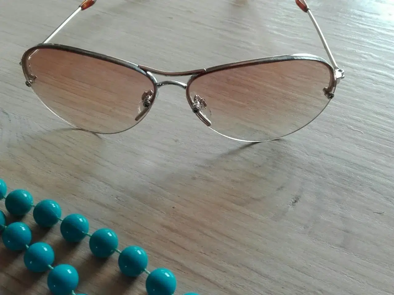 Billede 3 - Turkis halskæde + solbriller