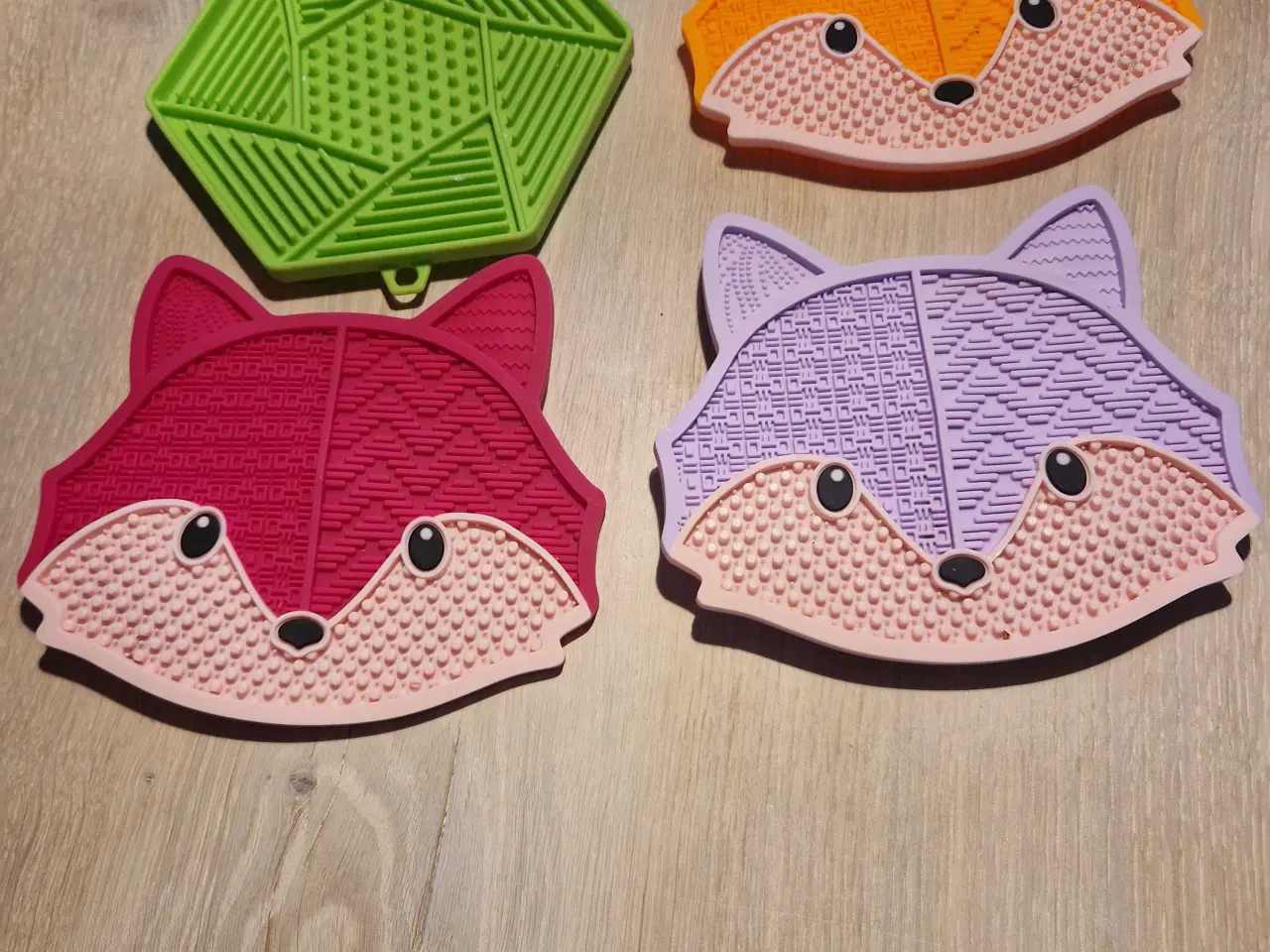 Billede 1 - Slikkemåtter med sugekop 