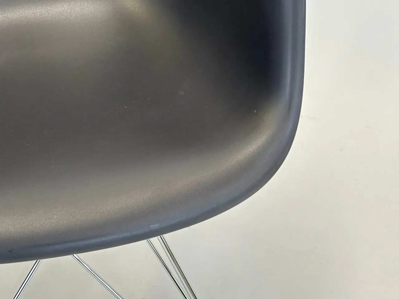 Billede 7 - Vitra Eames Plastic Armchair DAR (Sort)