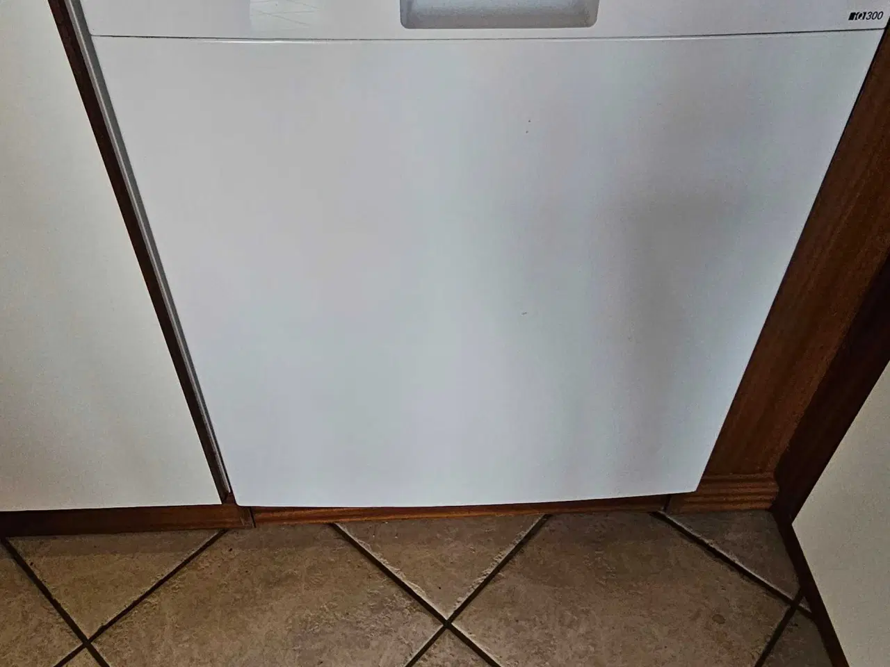 Billede 10 - Svane køkken hvid laminat med trækanter