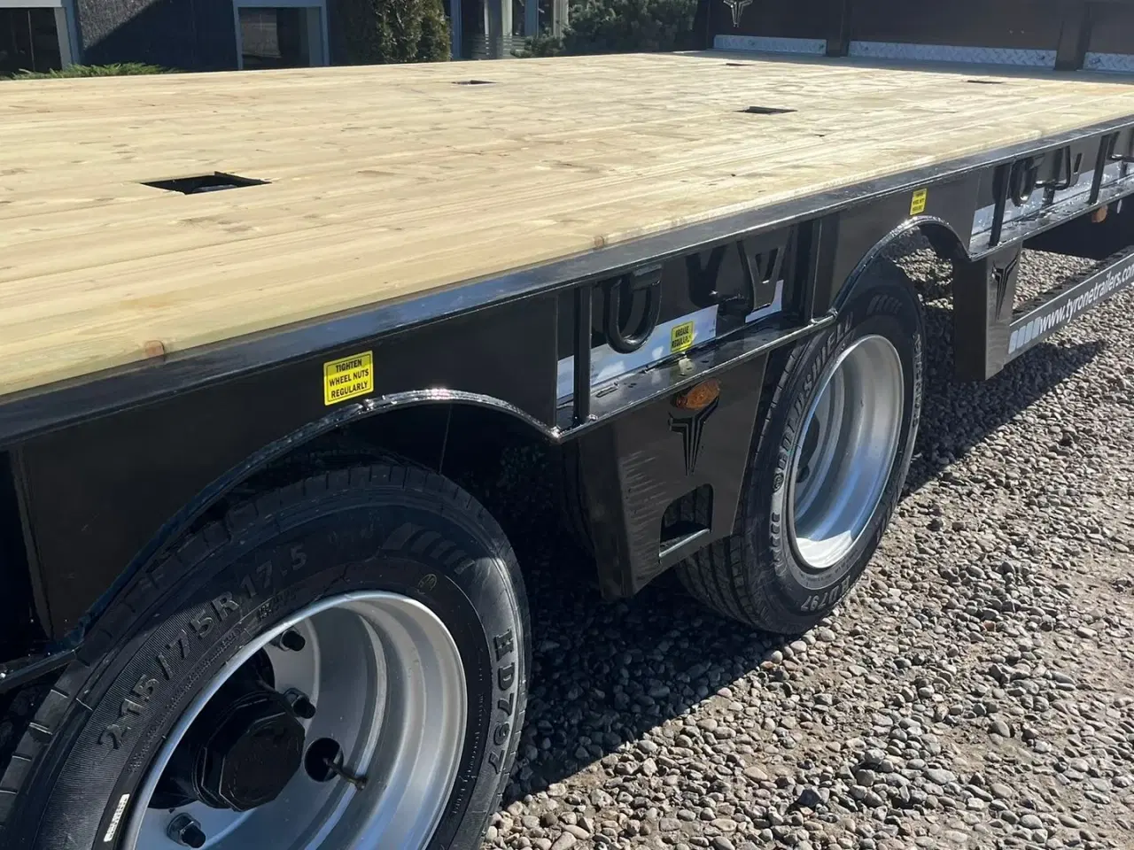 Billede 7 - Tyrone 27TLL . Affjedret træk og affjedret aksler. Med hydrauliske ramper og værktøjskasse