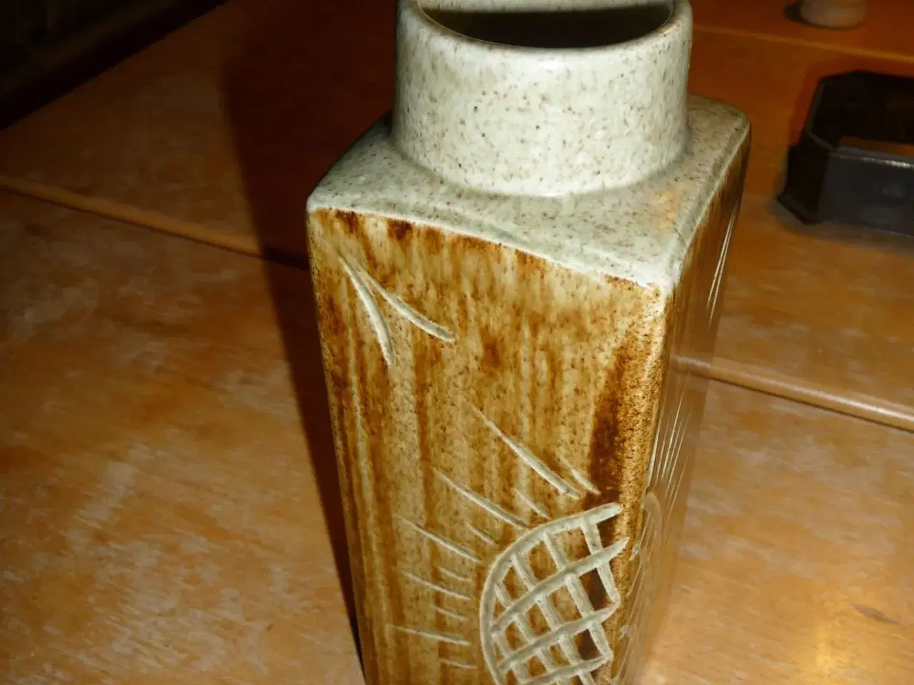 Billede 1 - vase og lysestage med indrisset solsikke