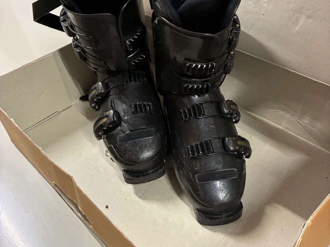 Billede 8 - Carving ski, grå Omni Hawk med stave og støvler