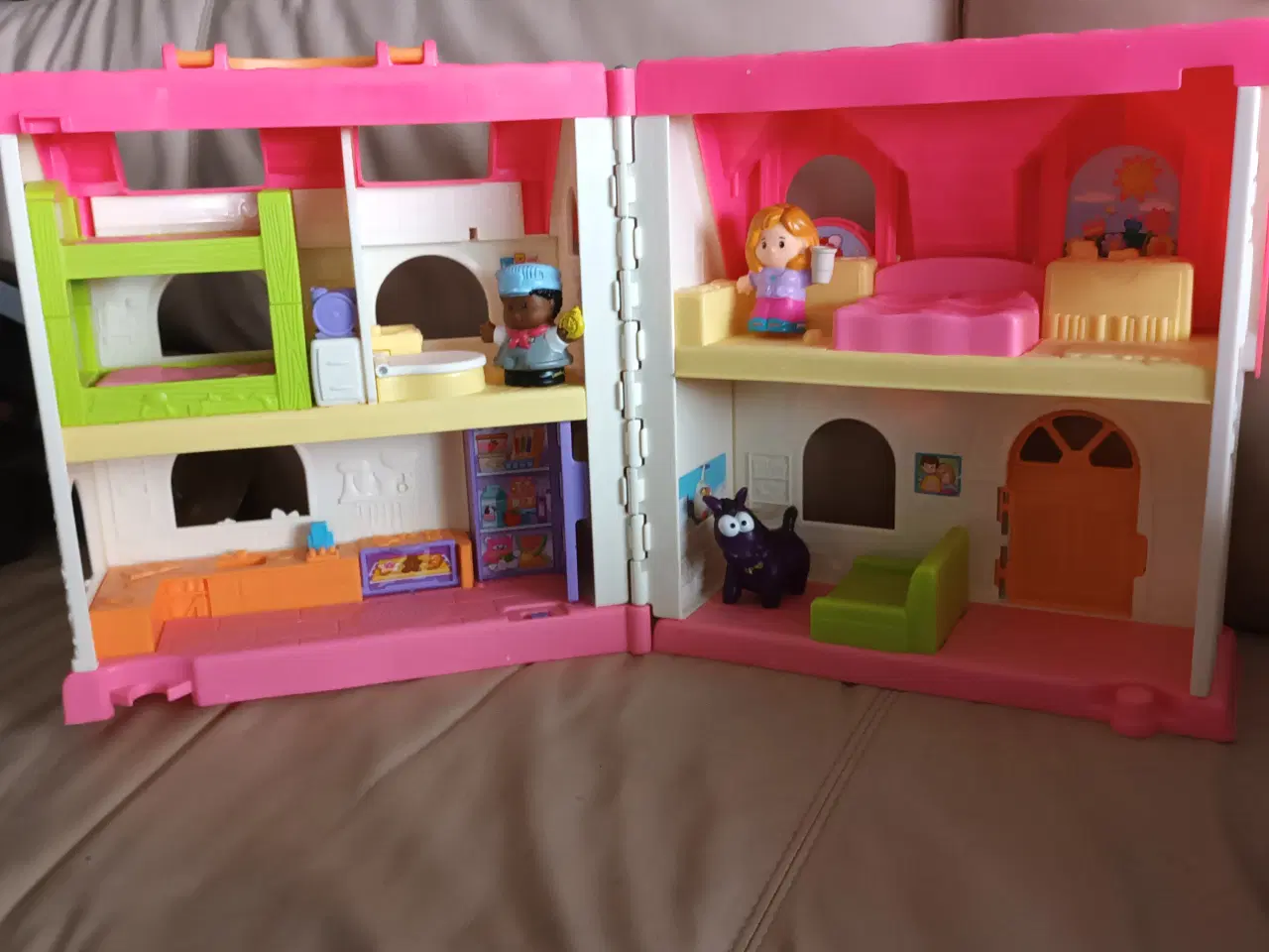 Billede 2 - FLOT LITTLE PEOPLE HUS MED 2 PERSONER OG HUND