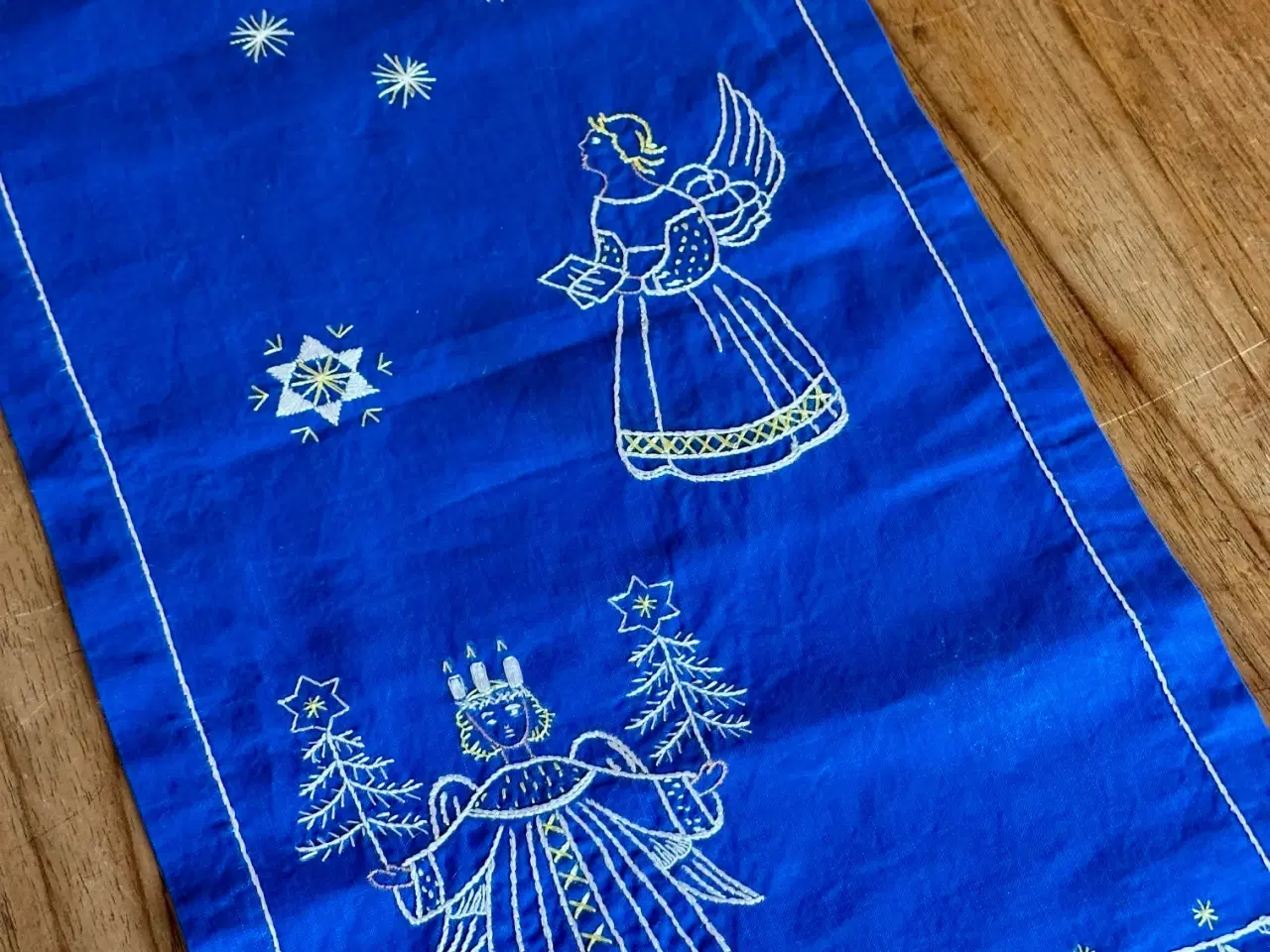 Billede 3 - Håndbroderet bordløber, blå m engle, 93 x 25 cm