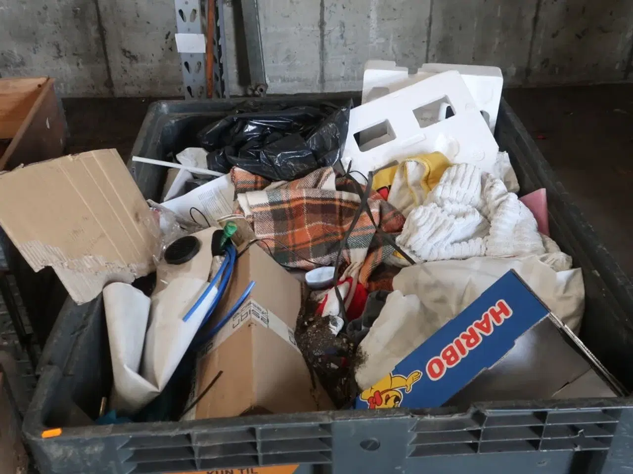 Billede 3 - Paller m. div. indhold (se billeder)
