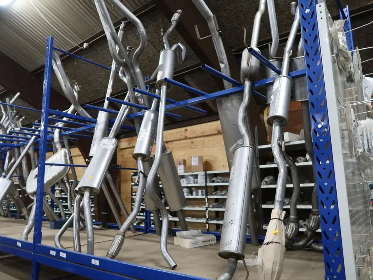 Billede 2 - Indhold i lagerreol