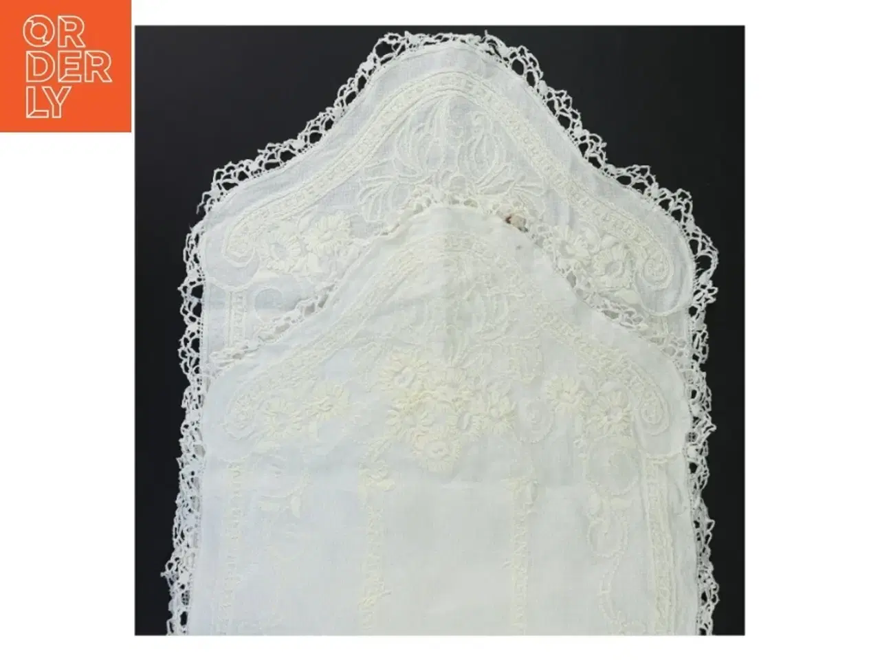 Billede 1 - broderet  hvid bordløber (str. 35x75 cm)