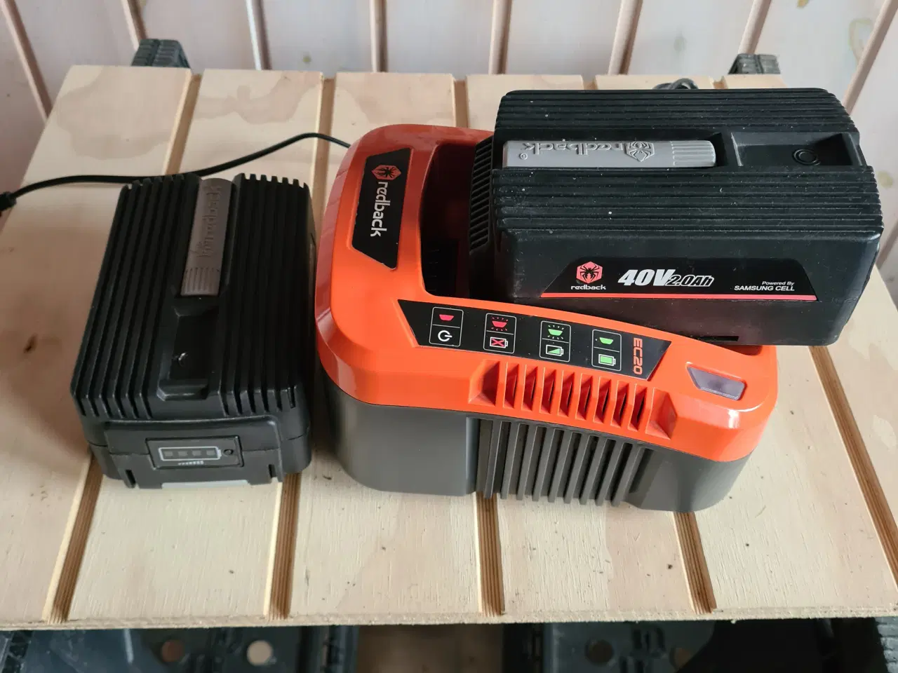 Billede 4 - Redback batteri 2 stk + oplader 