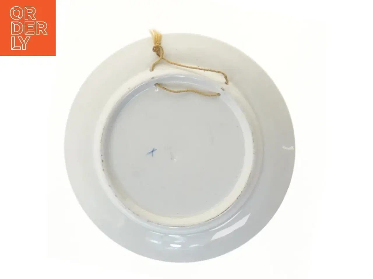 Billede 2 - Dekorativ tallerken med bygning motiv (str. Ø 16,5 cm)