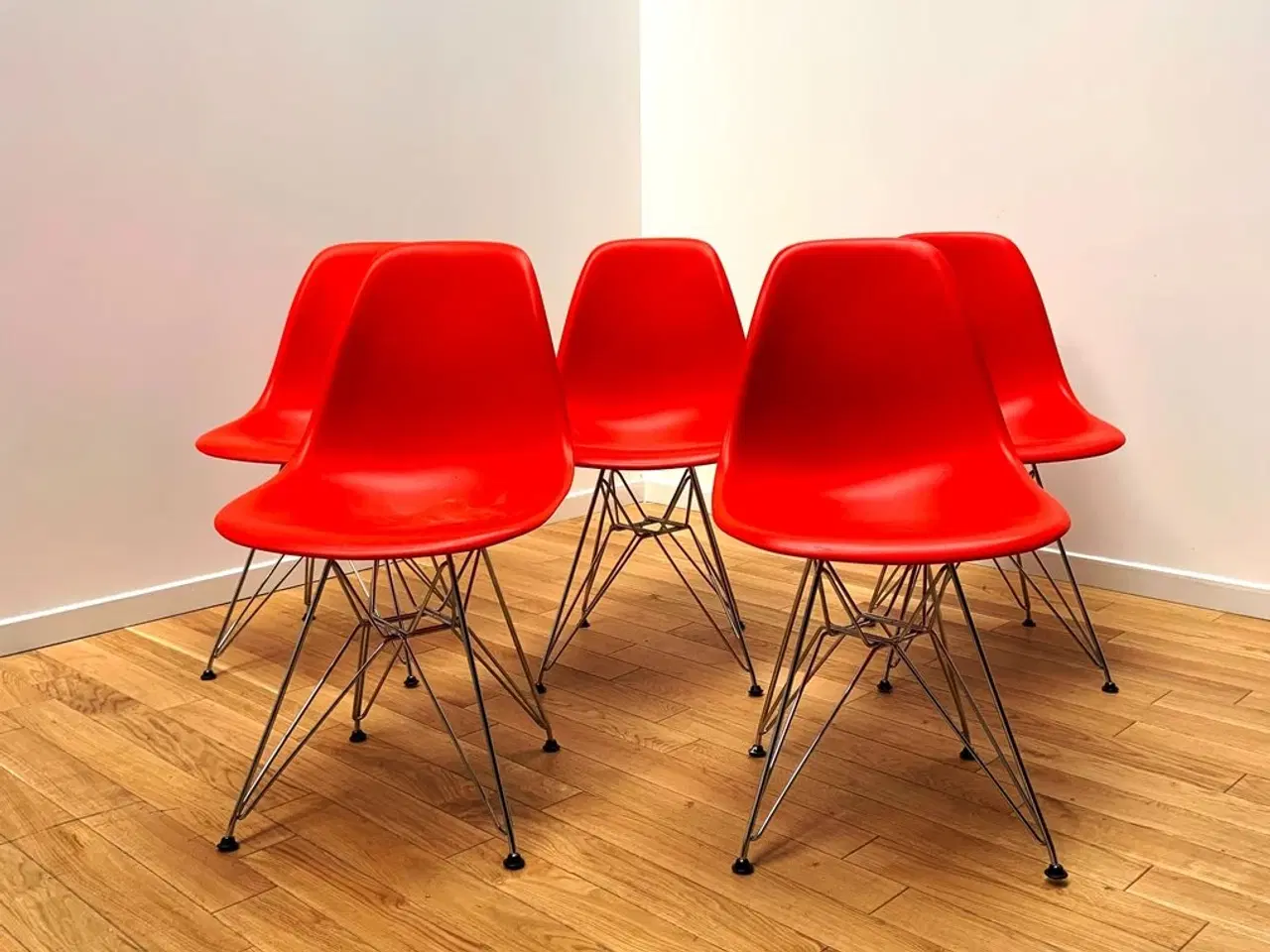 Billede 4 - Købes : Eames stole i alle farver.