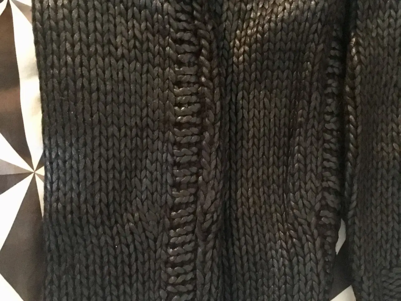 Billede 5 - Lækker sort sweater til salg 