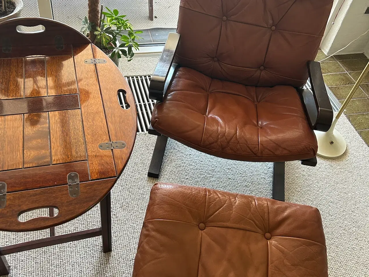Billede 6 - To læderlænestole, en fodskammel og et træbord