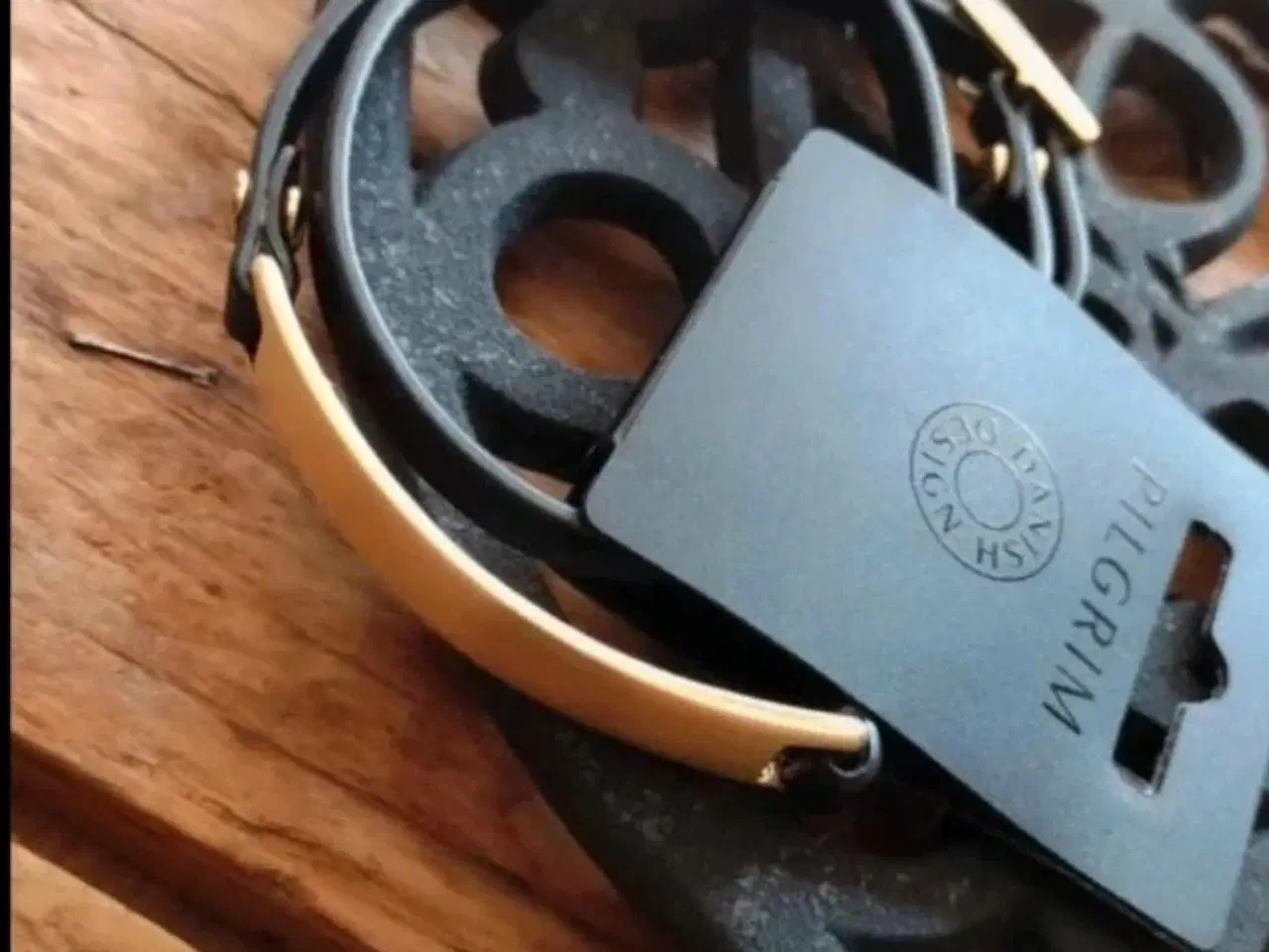 Billede 1 - Pilgrim Jewellery læder armbånd med messingplade