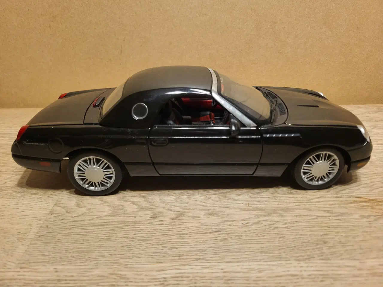 Billede 2 - Modelbil. FORD Thunderbird (2002) Skala 1/18.