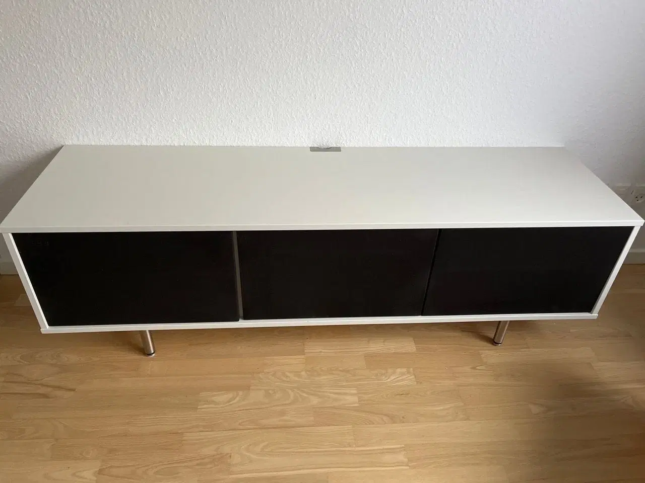Billede 1 - TV-bænk i høj kvalitet med stoflåger