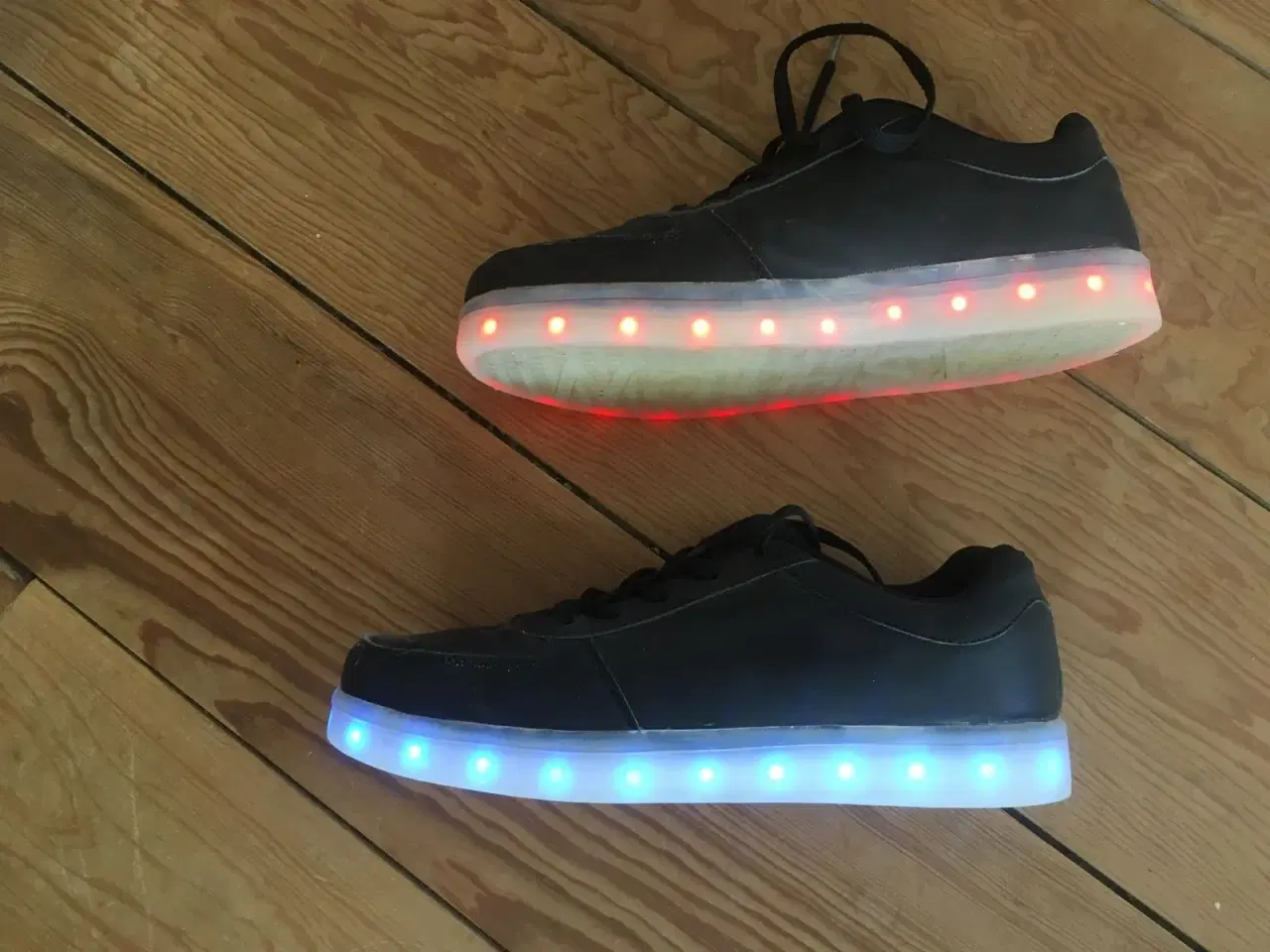 Billede 6 - Sorte sneakers m LED-lys str 41