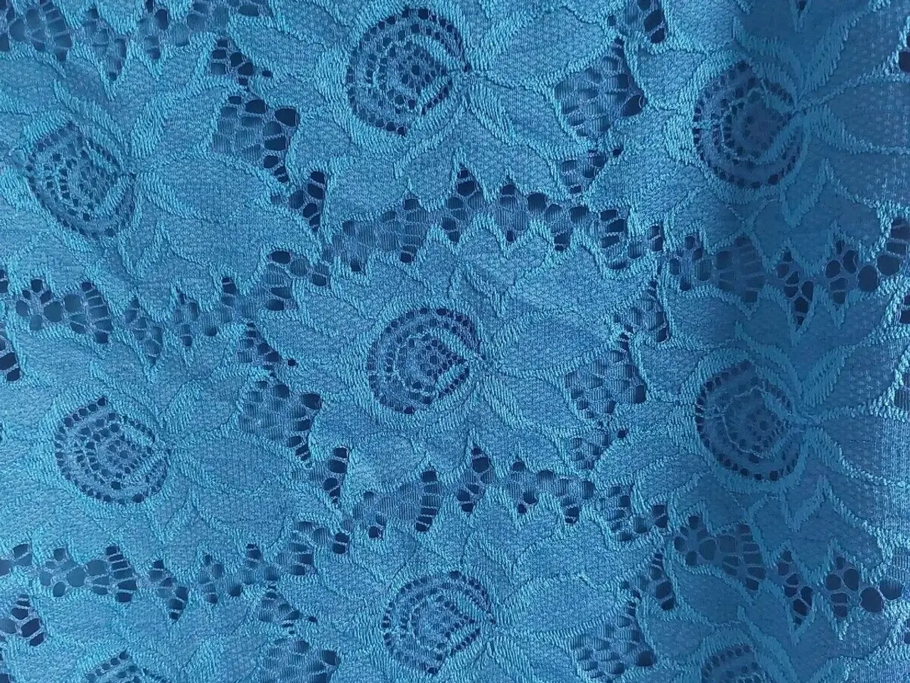 Billede 3 - kjole i blå.m. PYNT i halsåbningen/str:40/42  