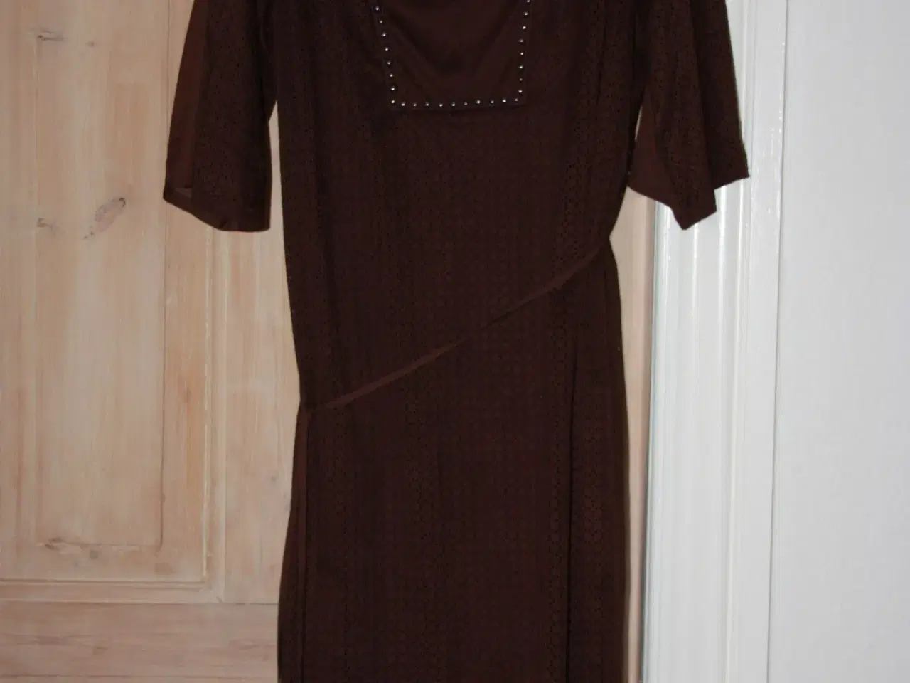 Billede 4 - Ubrugt brun Cream kjole str. L