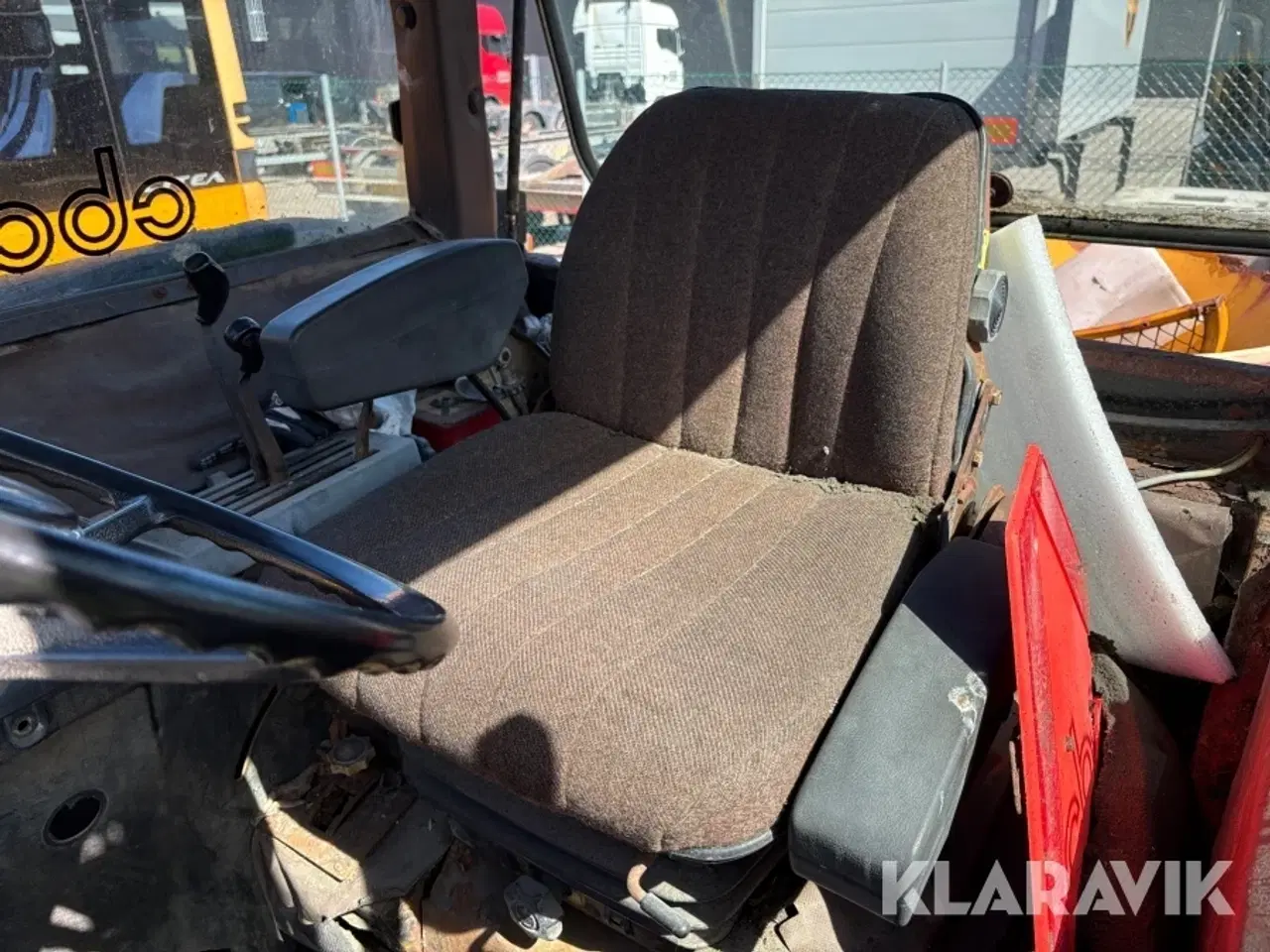 Billede 12 - Traktor John Deere 3040 med kost sneplov og saltspreder