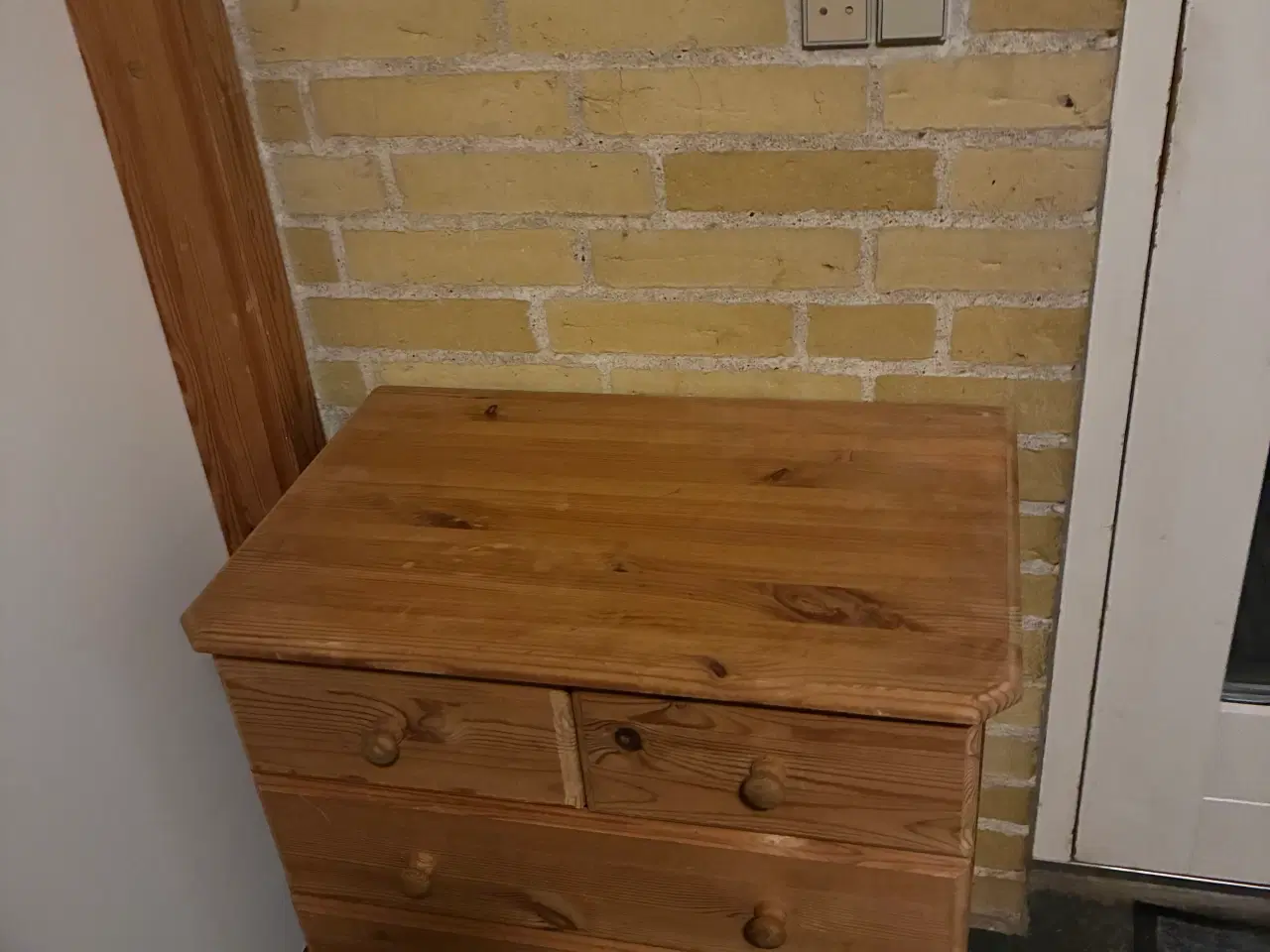 Billede 1 - Lille Kommode i fyrretræ
