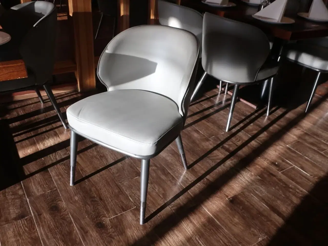 Billede 4 - Bord og 4 nye stole