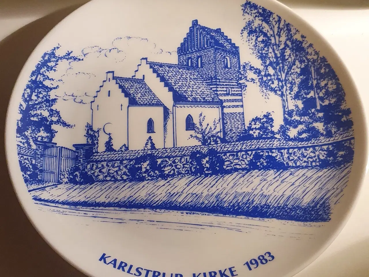 Billede 1 - Lions platte af Karlstrup kirke 1983