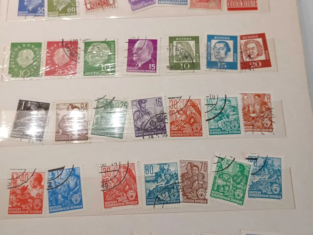Billede 3 - Lille Stamp album m/udenlandske