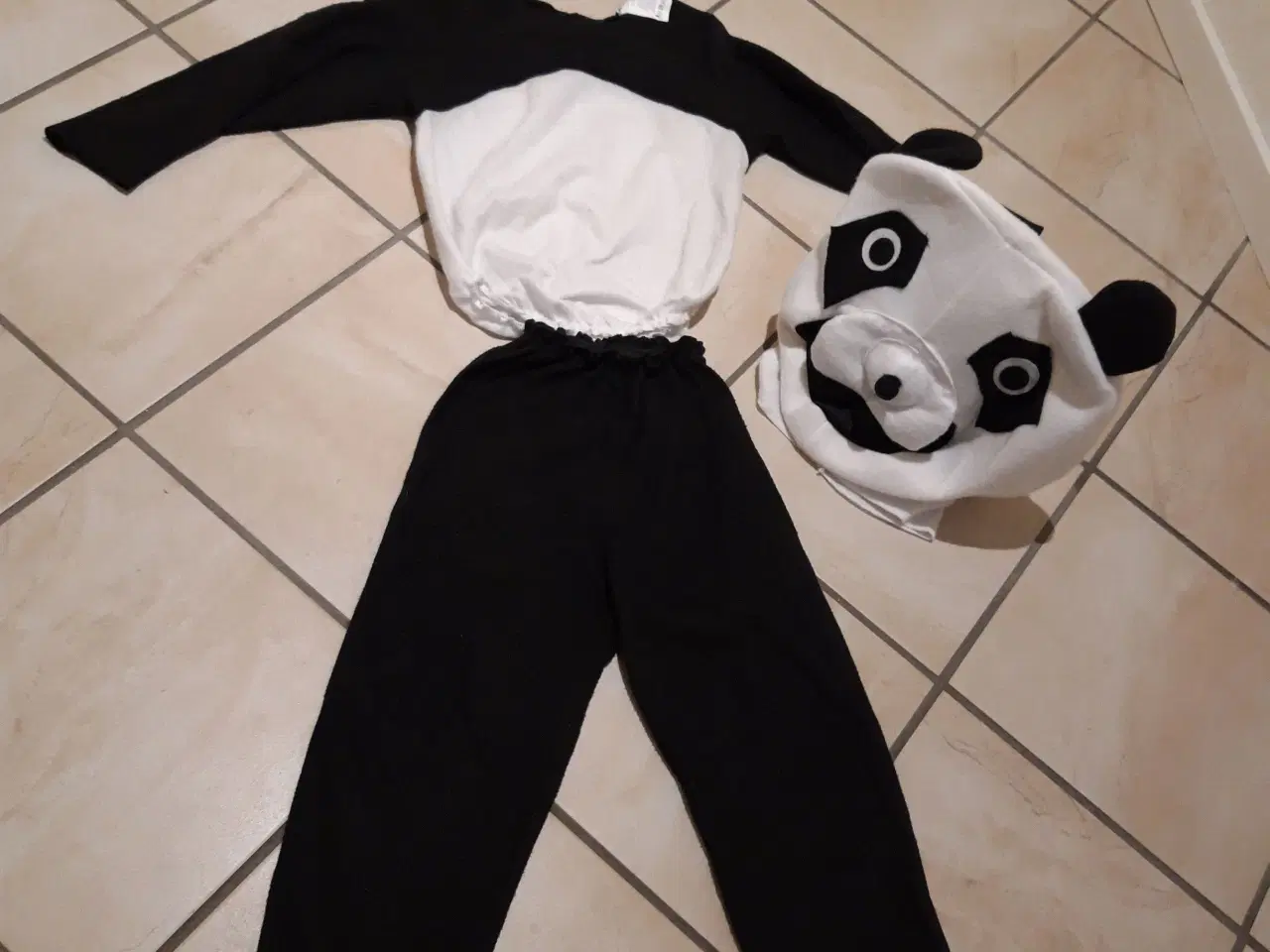 Billede 3 - Panda kostume str. 5-6 år